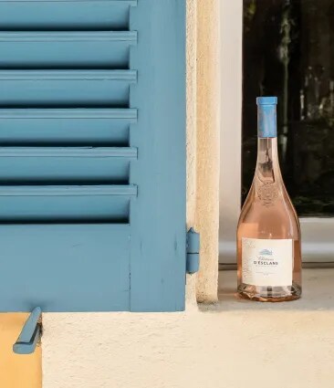 Bouteille de rosé Château d’Esclans sur le rebord d'une fenêtre du Château d'Esclans.