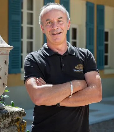 Jean-Claude Neu au Château d’Esclans devant le bâtiment du domaine