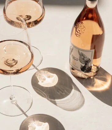 Bouteille de rosé Rock Angel avec deux verres