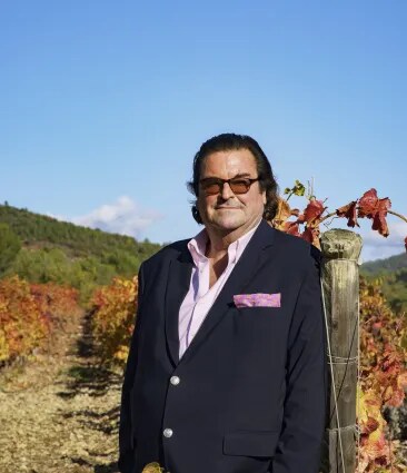 Sacha Lichine dans les vignobles du Château d’Esclans entouré de vignes
