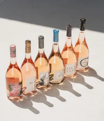 Ensemble de la gamme de rosés d’Esclans présenté en ligne sur une surface