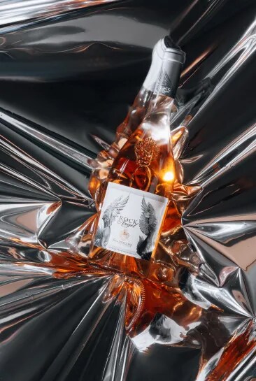 Bouteille de Rock Angel avec un fond de papier metalique