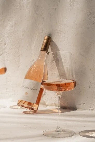 Bouteille de rosé Whispering Angel avec deux verres.