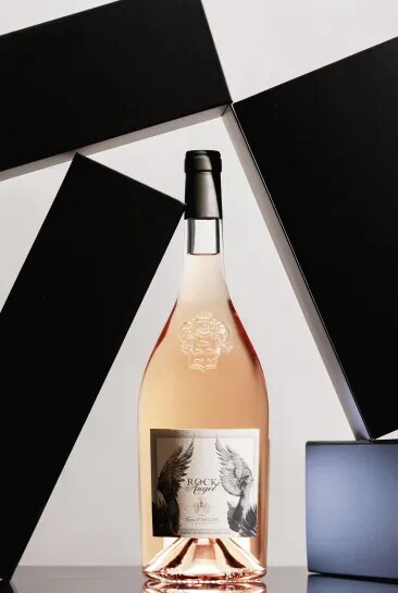 Bouteille de Rock Angel entourée de boîtes noirs.