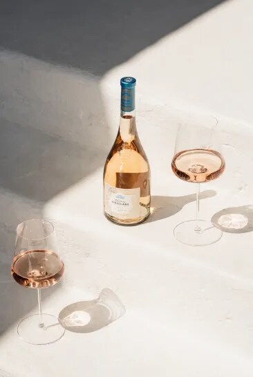 Rosé Château d’Esclans avec deux verres.