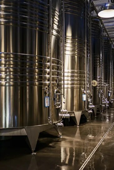 Cuves en acier inoxydable dans le chai
