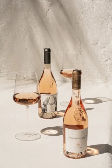 Bouteilles de rosé Rock Angel et Whispering Angel avec des verres