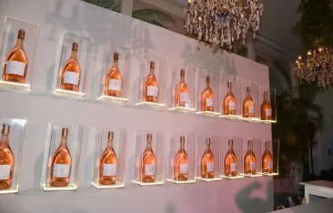 Whispering Angel’s 20th anniversary celebration at the Versace Mansion in Miami, highlighting its global success and its role as a symbol of luxury rosé lifestyle.