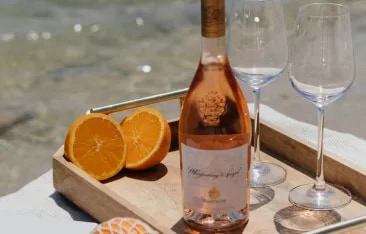 Article describing Whispering Angel served at a high-end New Year’s Eve event at Safari Beach Jurerê, highlighting its association with gastronomy, music, and luxury beachfront experiences.