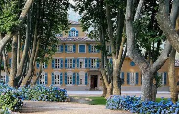 All 4 Wine article highlighting Château d’Esclans’ recognition at international awards, with Bertrand Léon named among top winemakers and Garrus awarded Best Rosé.