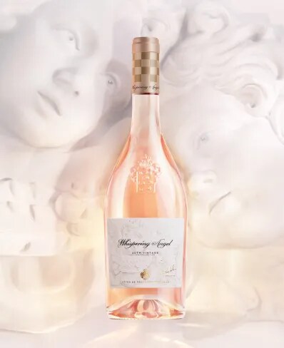 Bouteille de rosé Whispering Angel avec un fond sculpté en arrière-plan
