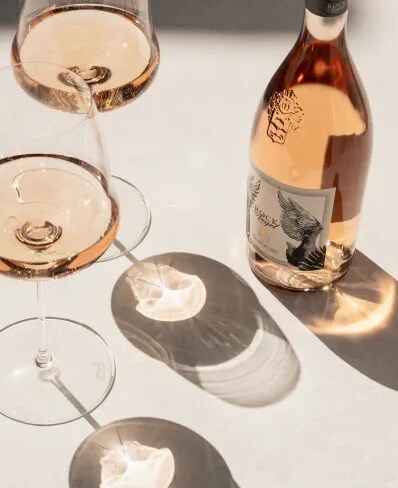 Bouteille de Rock Angel avec deux verres.