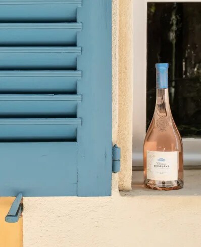 Bouteille de rosé Château d’Esclans sur le rebord d'une fenêtre du Château d'Esclans.